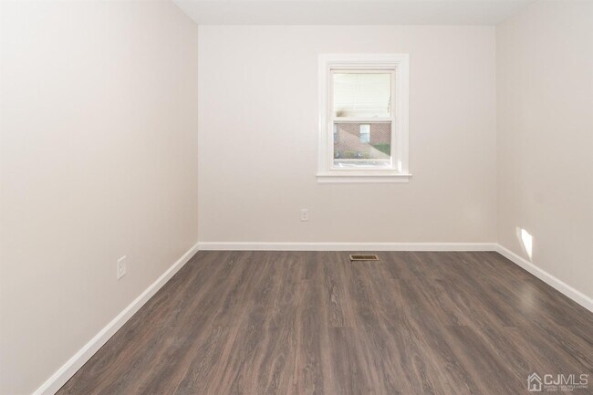 Building Photo - 209 Runyon Ave