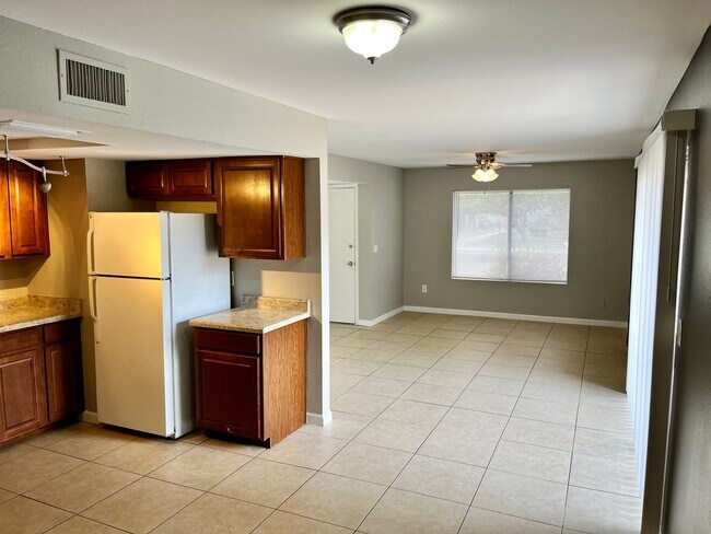 Building Photo - 3bd 2ba Townhouse - Recently Remodel!
