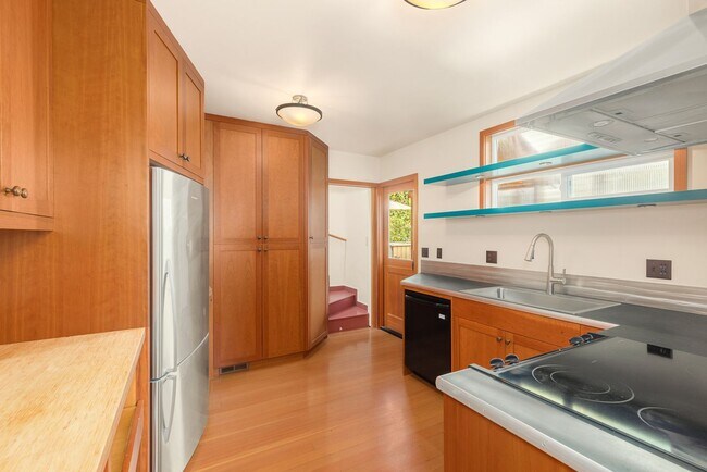 Building Photo - Beautiful 4 Bedroom Near U Village