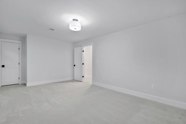 Building Photo - "Luxurious 6-Bed, 6-Bath Arlington Retreat...