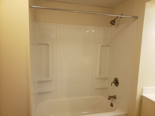 Building Photo - Adorable 2 bed / 1.5 bath with 1 car garage