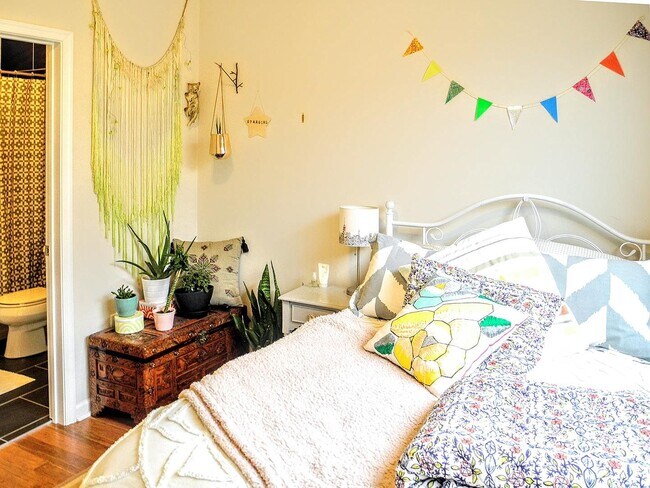 Building Photo - 1509 W Girard Ave