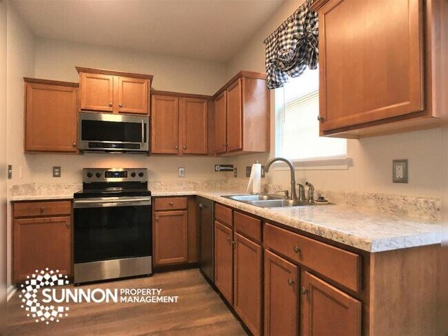 Building Photo - Updated 2 Bed, 2.5 Bath Townhome!