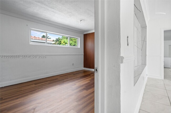 Building Photo - 580 Lee Dr