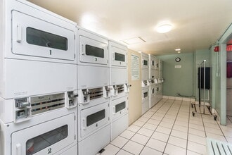 Building Photo - 2211 Ala Wai Blvd