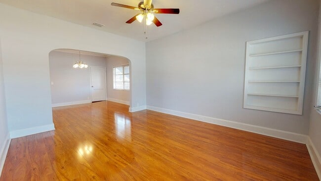 Building Photo - Adorable 3 bedroom / 2 bathroom Home for R...