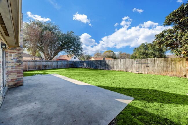 Building Photo - 10102 Crescent Moon Dr
