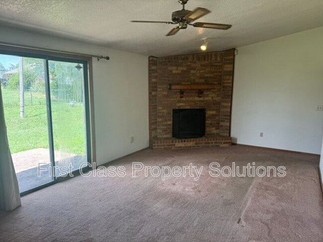 Building Photo - 8613 E Parkridge Dr