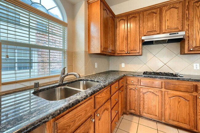 Building Photo - Stunning 5-Bedroom Home with Spacious Backyard and Modern Upgrades