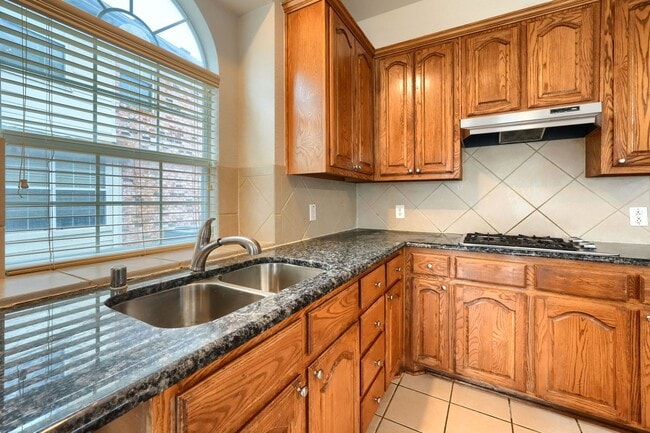 Building Photo - Stunning 6-Bedroom Home with Spacious Backyard and Modern Upgrades