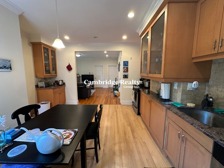 Building Photo - 268 River St