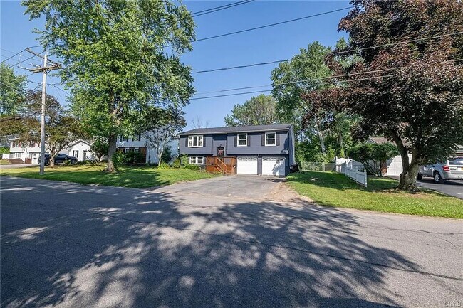Building Photo - 9 Tree Line Dr