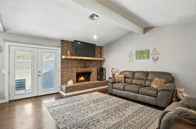 Building Photo - 3 BED 2 BATH! Schedule a tour today!