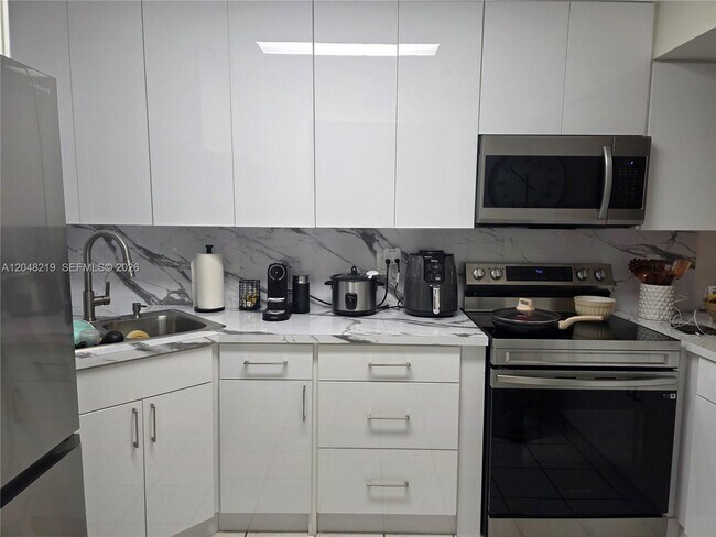 Building Photo - 523 W 68th St