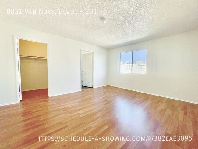 Building Photo - Beautiful spacious top floor 2 Bed + 2 Bath