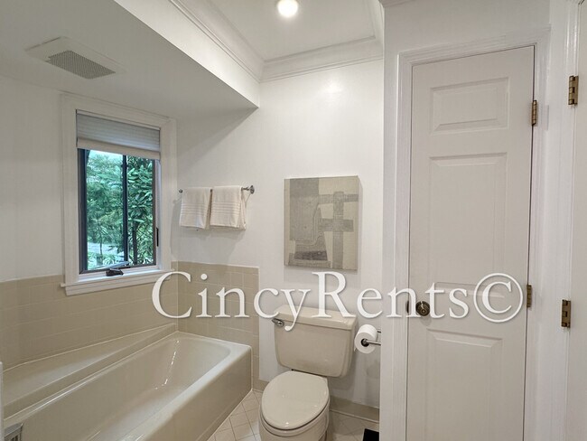 Building Photo - 7716 Creekwood Ln