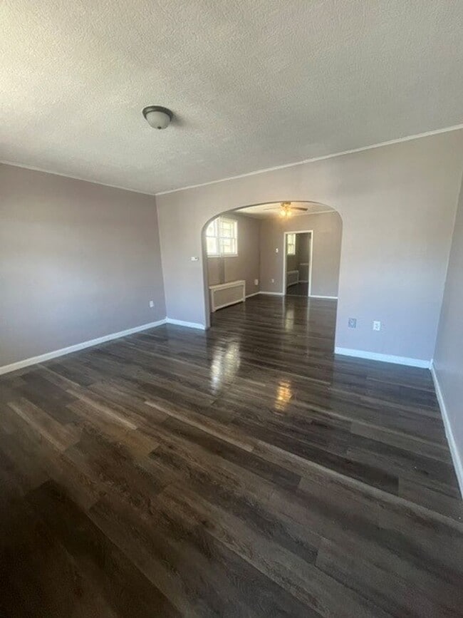 Building Photo - 4 Bedroom 1.5 Bath