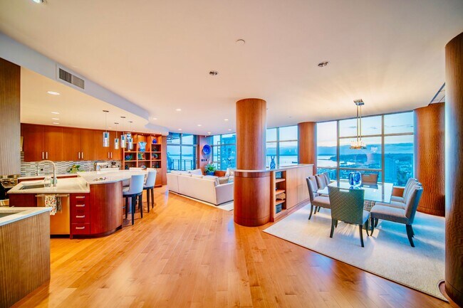 Building Photo - 2Bd/2.5Ba Seattle  Penthouse