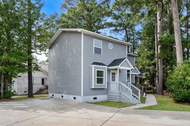 Building Photo - 8 Blocks to the Beach!!