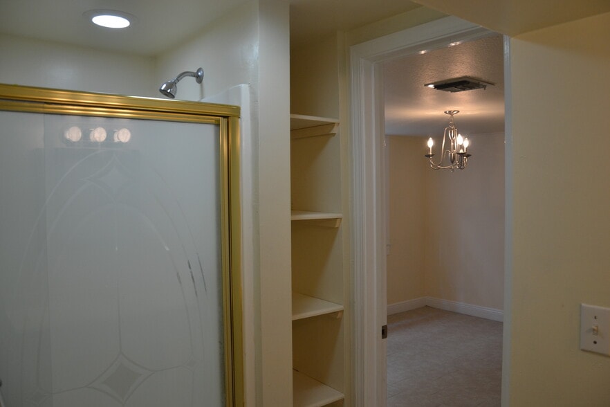 bathroom 2 - 272 Audubon St