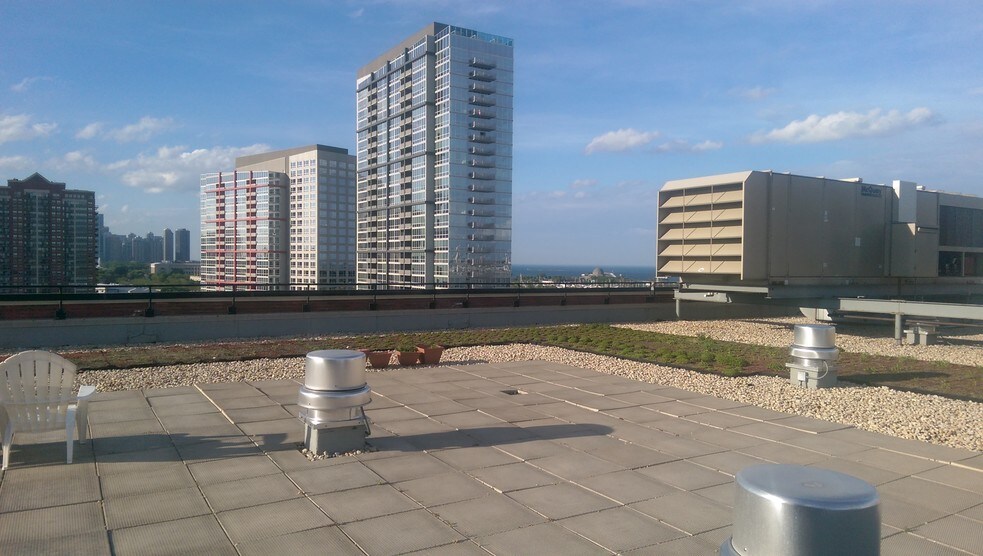 Building Photo - 320 E 21st St