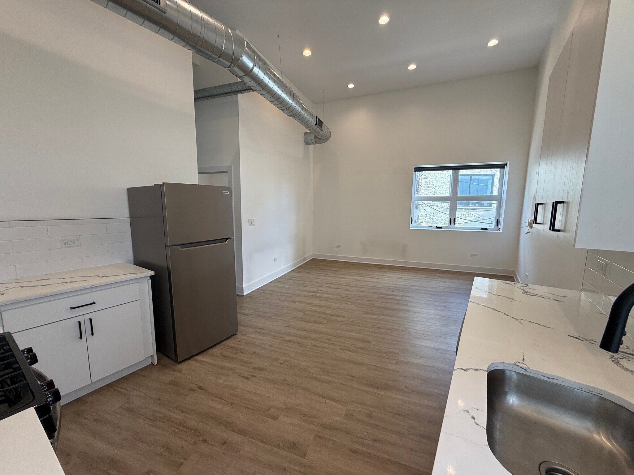 Building Photo - 4735 N Artesian Ave