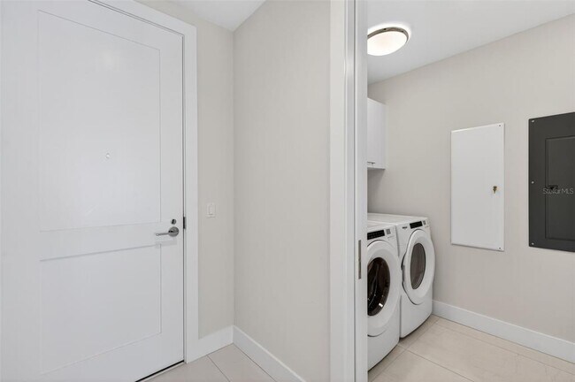 Building Photo - 275 1st Ave S