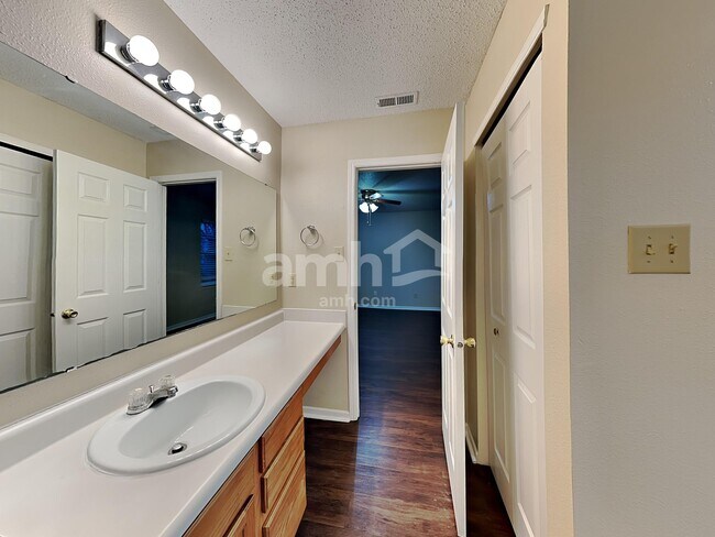 Building Photo - 6503 W Philadelphia Dr