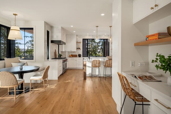Building Photo - 7Bd/6.5Ba Bellevue Home