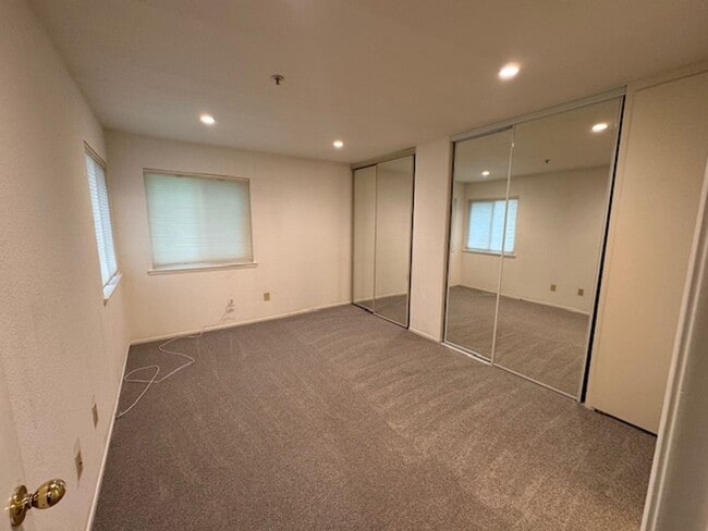 Building Photo - Beautiful 3 Bedroom, 2 Bathroom Upstairs C...