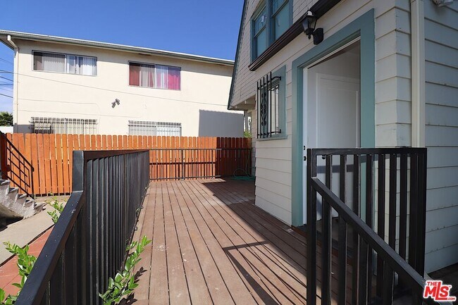 Building Photo - 2739 S Budlong Ave