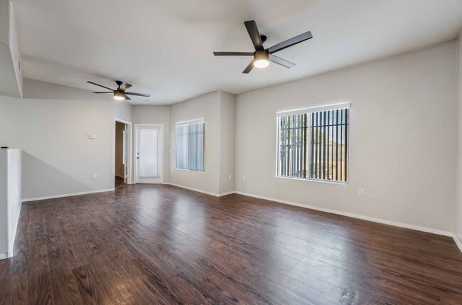 Building Photo - Gated Community Luxury Condo!