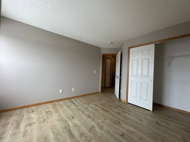 Building Photo - 405 Village Pkwy