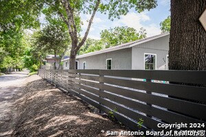 Building Photo - 555 Hansford St