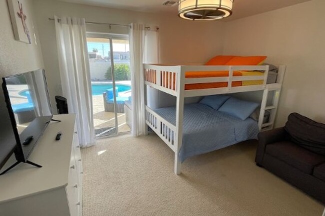 Building Photo - * Occupied* Unfurnished Long Term Pool Hom...