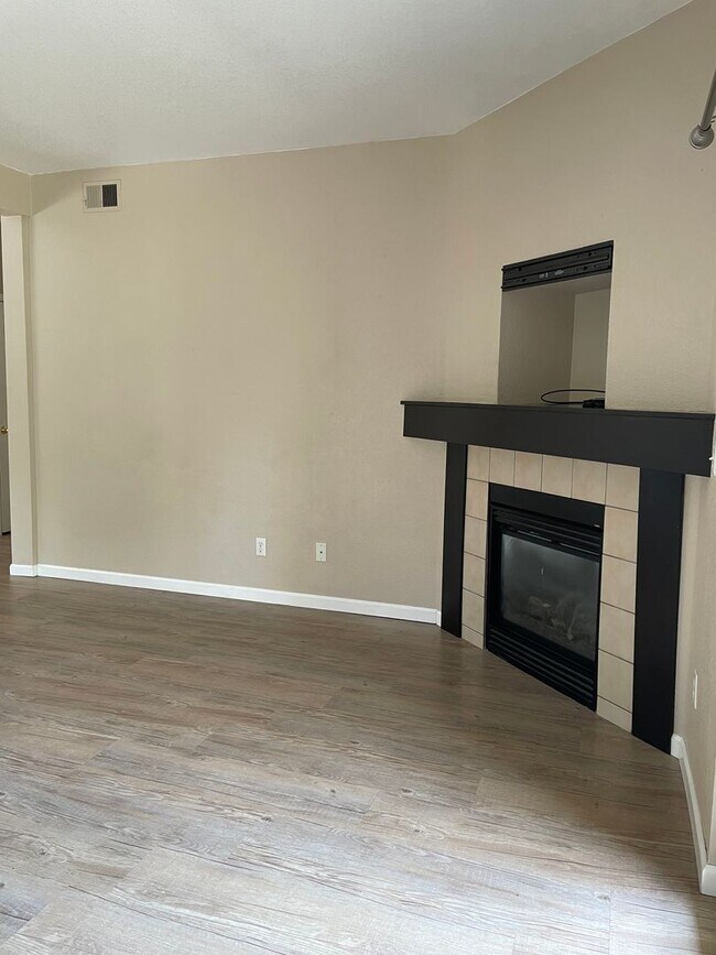 Building Photo - 5225 White Willow Dr