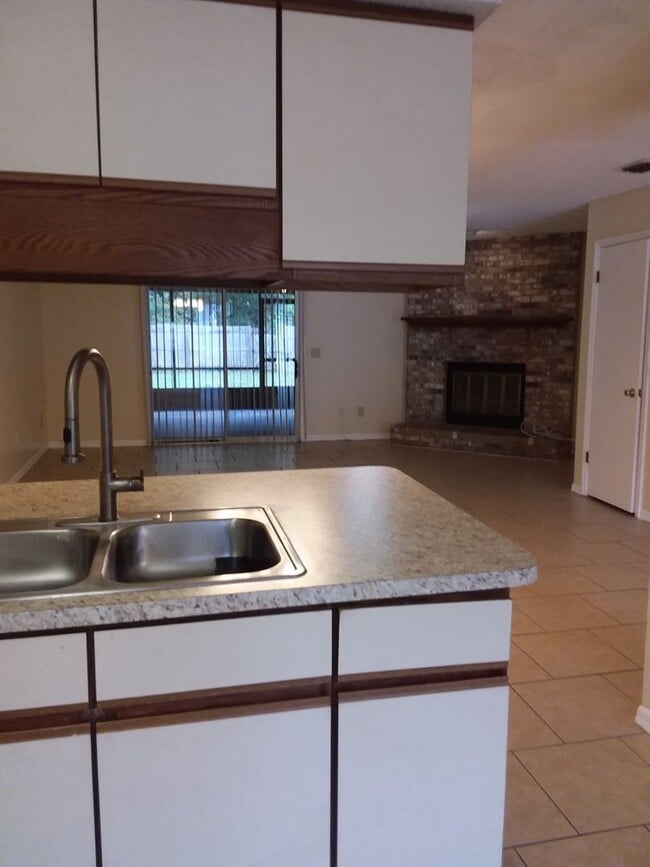 Building Photo - Large 2/2.5 towhome near NAS Jax