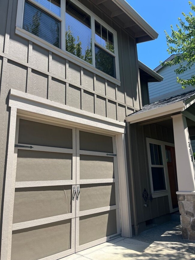 Building Photo - 3 Bedroom 2.5 Bath Townhouse