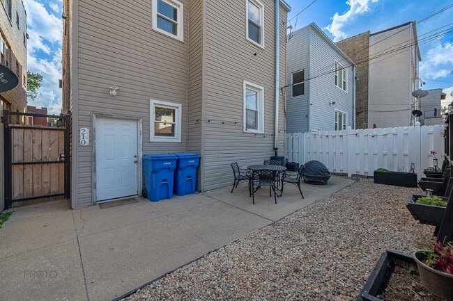 Building Photo - 4934 N Albany Ave