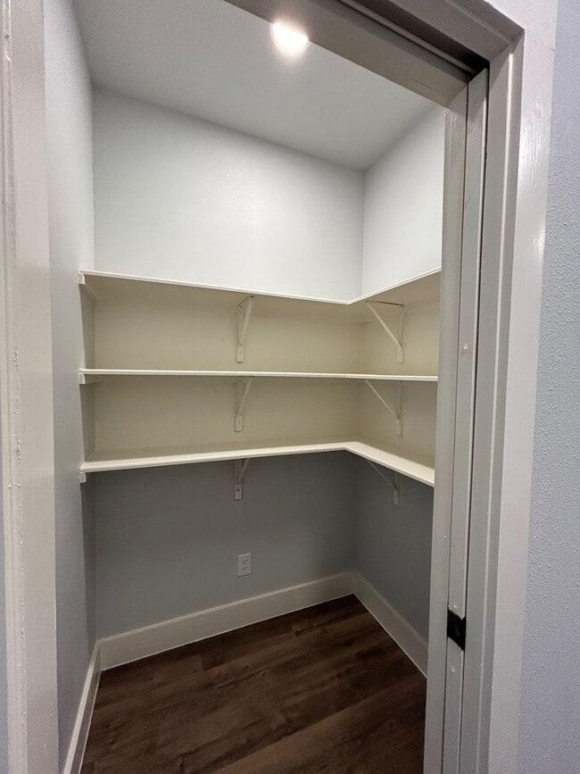 Building Photo - 2BED / 1BATH Condo/Townhome For Lease! Available NOW!