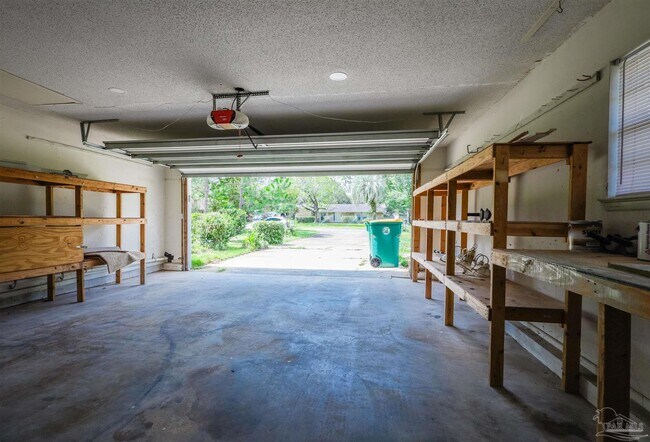 Building Photo - 81 Country Club Rd