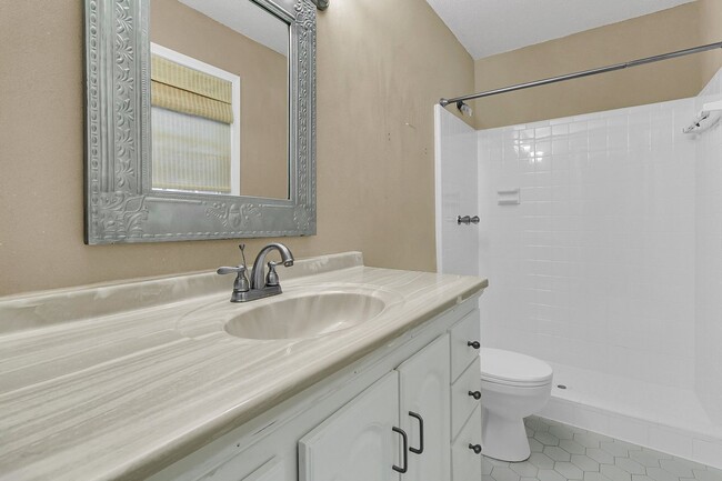 Building Photo - Move-In Ready Home in a Prime Summerville ...