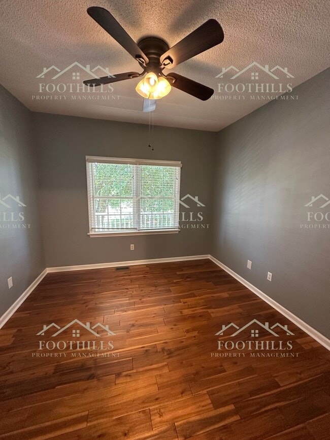 Building Photo - Stylish and Spacious 4-Bed Home with Scree...