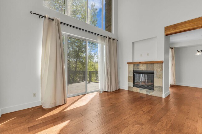 Building Photo - Quarry Village Townhome