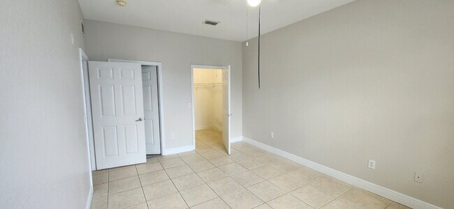 Building Photo - 3 bedroom condo in Horizons at Vista Lakes