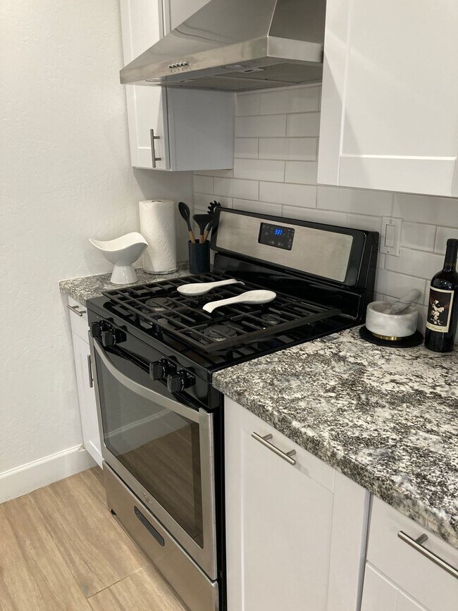 Building Photo - Gorgeous, modern, remodeled, furnished ren...