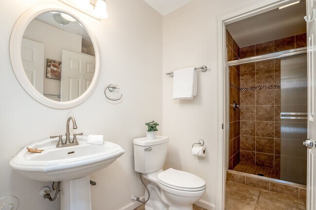 Building Photo - Fully Furnished 2 Bed/1.5 Bath, Maui Gardens Condo with Resort Amenities and Steps to the Beach!