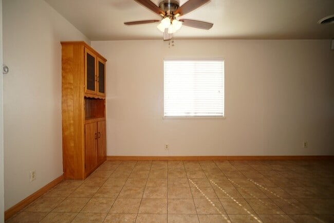 Building Photo - Cute 2 bedroom, 1 bath in Carmichael!