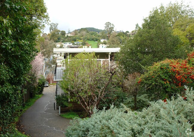 Building Photo - 35 Valencia Ave