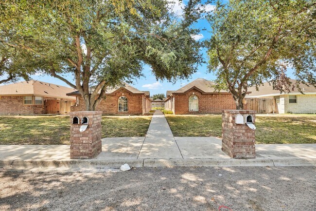 Building Photo - 1810 Agua Fina Ave
